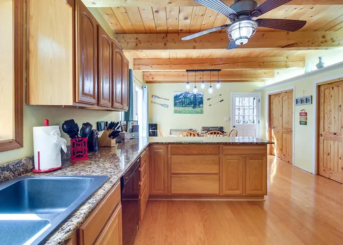 Spacious 'sherwood Forest Cabin' W/ Hot Tub! Holiday home