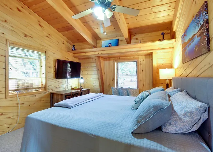 Spacious 'sherwood Forest Cabin' W/ Hot Tub! Holiday home