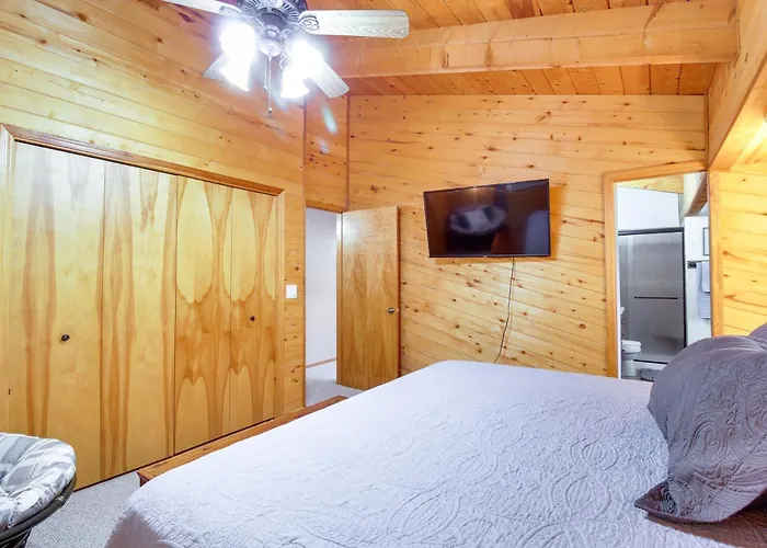 Spacious 'sherwood Forest Cabin' W/ Hot Tub! Holiday home *