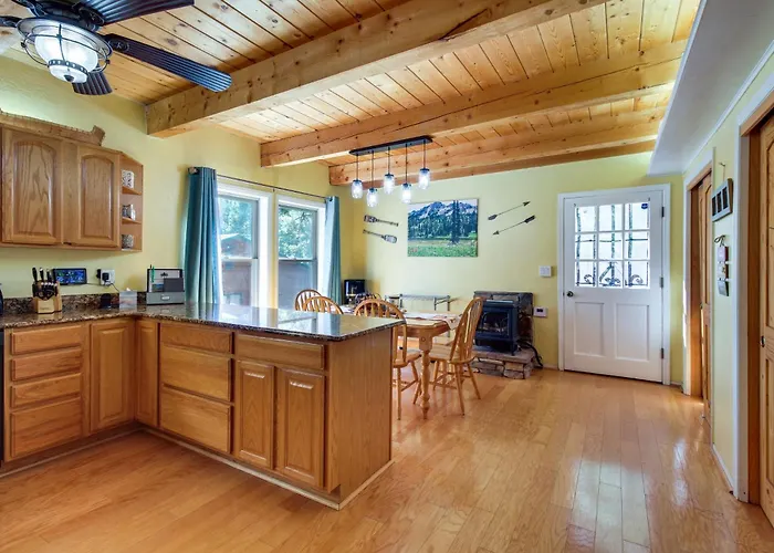 Spacious 'sherwood Forest Cabin' W/ Hot Tub!